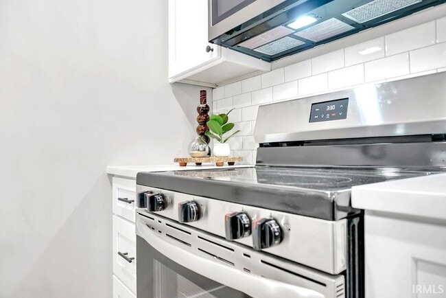 Building Photo - 1112 N Woodburn Ave