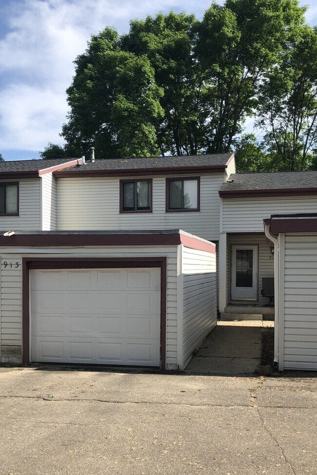 Building Photo - Three Bedroom, one-and-a-half-bathroom Townhome in NW Rochester MN