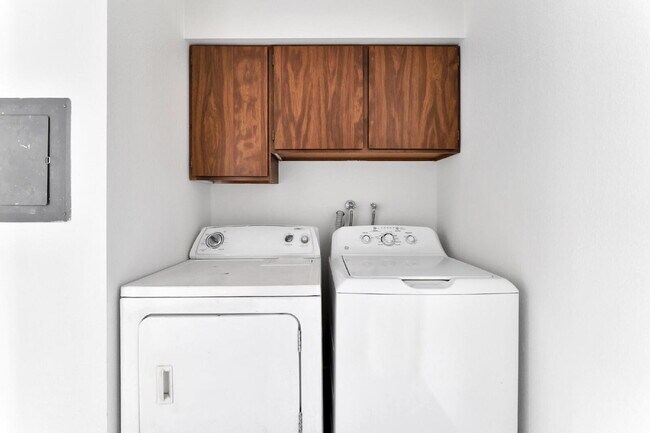 Building Photo - 2257 Exeter Dr