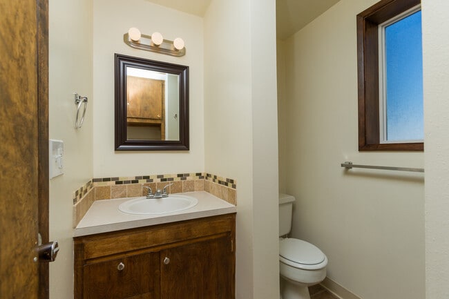 Building Photo - Modern Duplex for rent near Wandermere