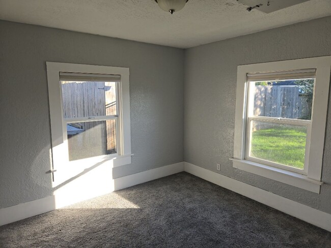 Building Photo - 3-bedroom pet-friendly South-Eureka home f...