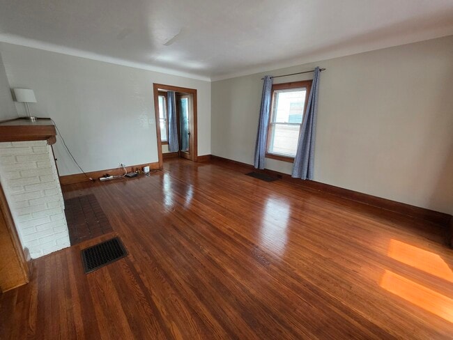 Living - 12526 Hipp St