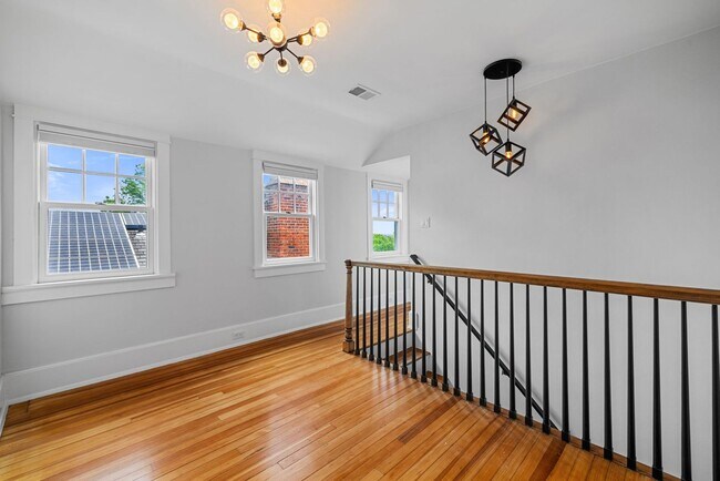 Building Photo - *Beautifully Updated & Spacious 4BD/3.5BA ...