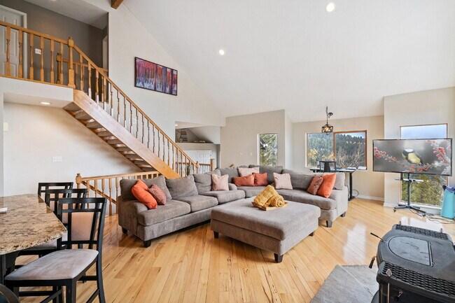 Building Photo - "Charming 3-Bed, 2-Bath Retreat Evergreen'...