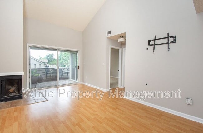 Building Photo - 2555 Stockbridge Dr