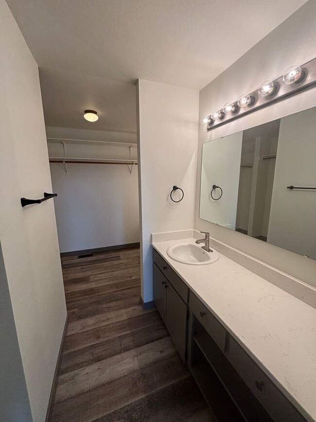 Building Photo - Remodeled Midtown Apartment (APP#244)