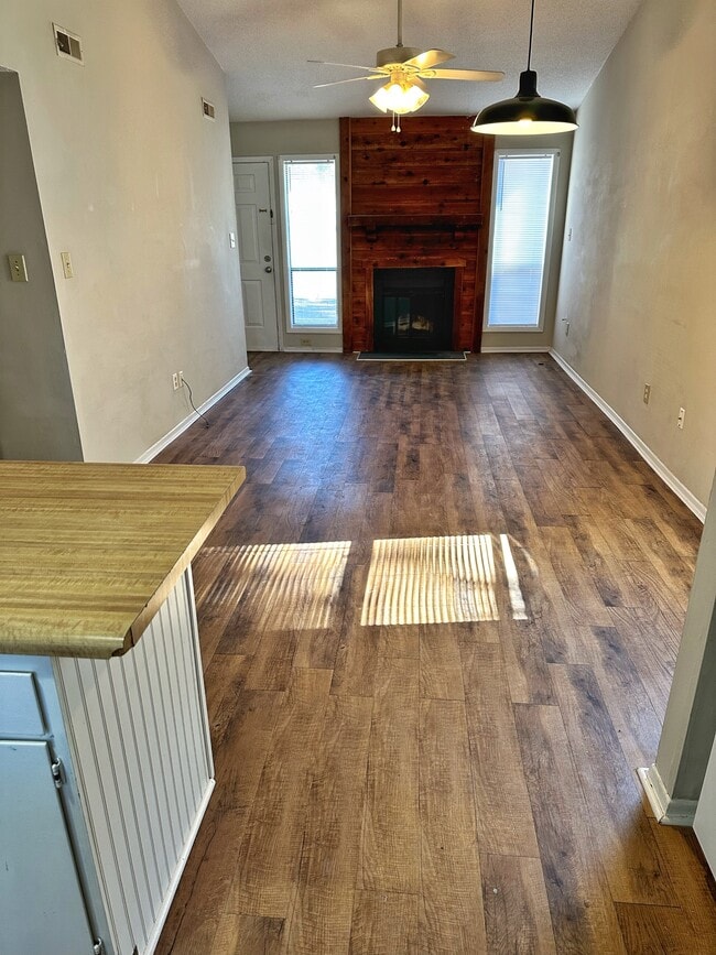 Building Photo - 138 Village Ct