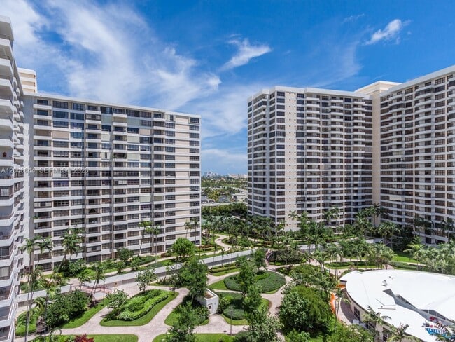 Building Photo - 2500 Parkview Dr