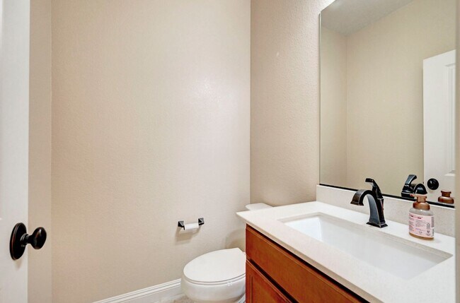 Building Photo - 4 bedroom home with 2 primary bedrooms! On...