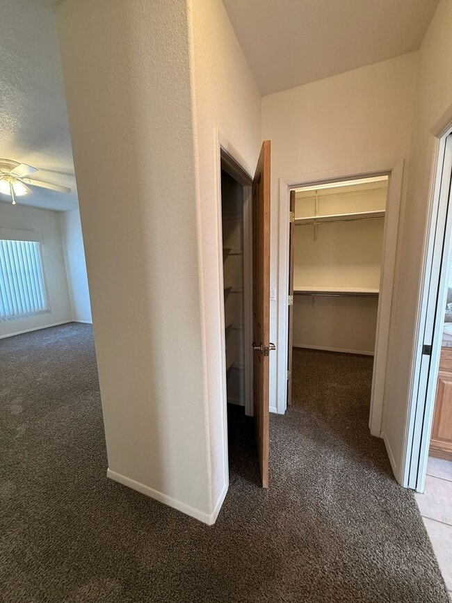 Building Photo - Beautiful 3 Bedroom/2.5 Bathroom Home Located off Roadrunner