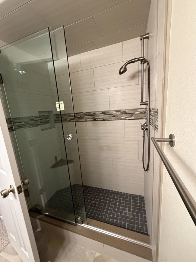 Building Photo - 2833 Kinnickinnick Rd