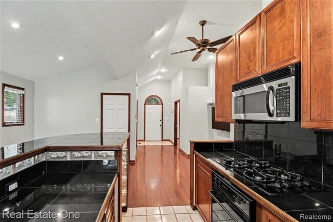 Building Photo - 418 Austin Ave