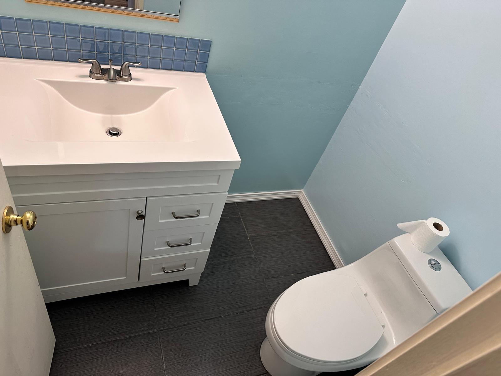 Half Bath - 520 Bankside Holw