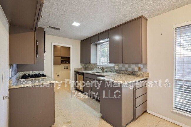 Building Photo - 4915 Westlake Dr