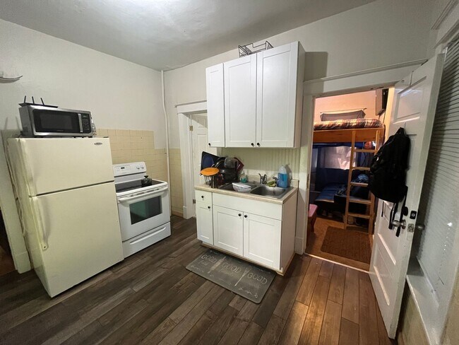 Building Photo - JUNE 2026 - Duluth MN 7 Bed - 2 Bath Singl...