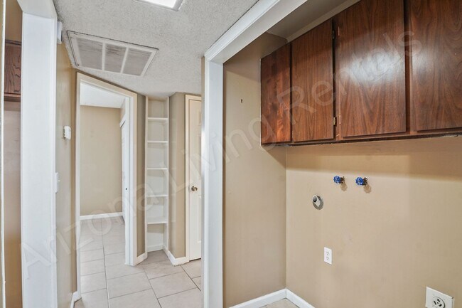 Building Photo - 703 Desert Glen Dr