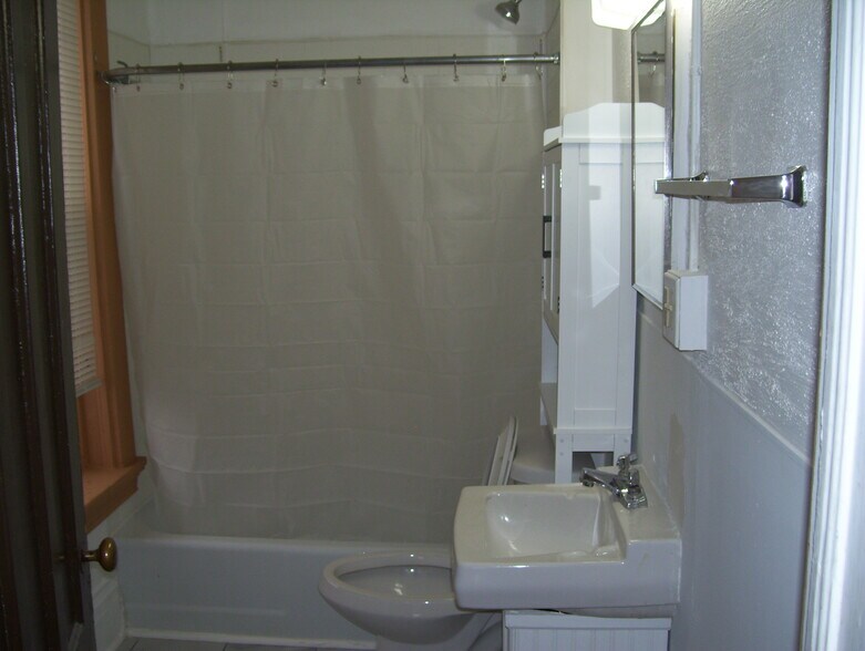 Building Photo - 914 N Salina St