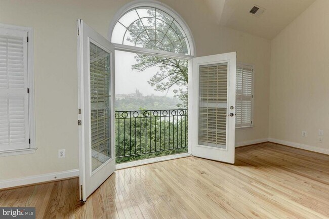 Building Photo - 2217 N Oak Ct