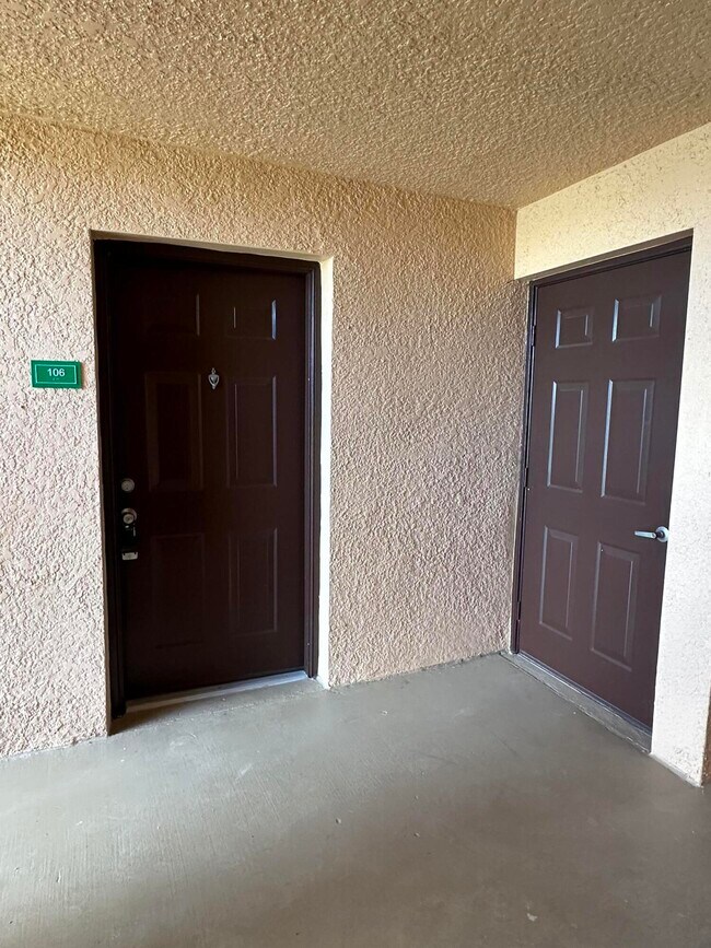 Building Photo - 261 SW Palm Dr