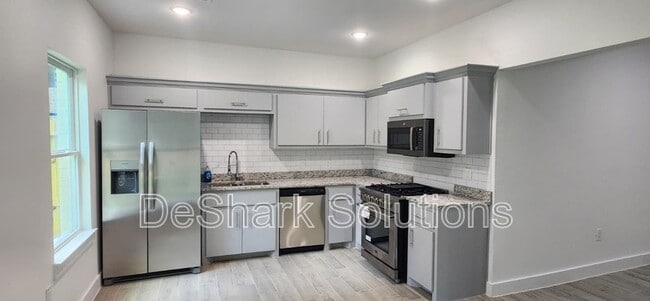 Building Photo - 214 Basswood Dr