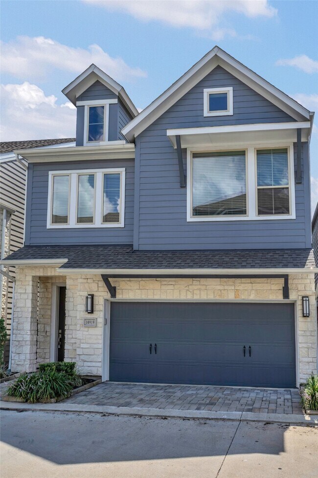 Building Photo - 10919 Brambling Wood Dr