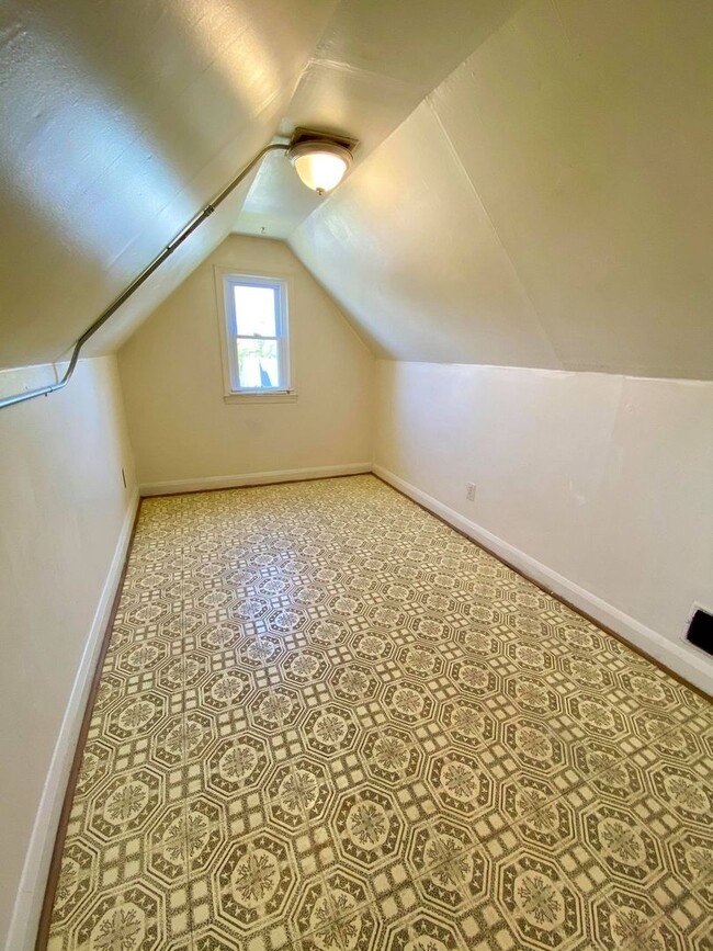 Building Photo - For Rent: Spacious Comfort at Ridgecroft Rd