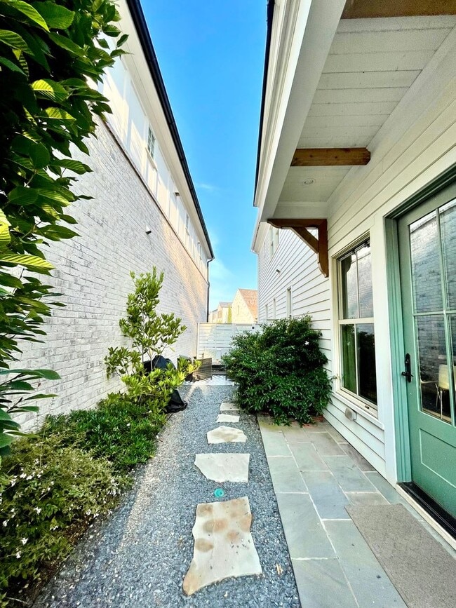 Building Photo - 3bed/3.5Bath LakeFront Home in Trilith