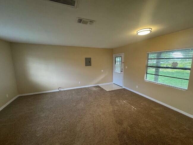 Building Photo - "Charming 1-Bedroom Retreat with Full Bath...