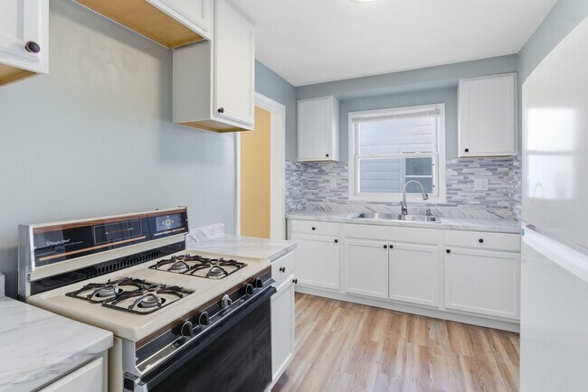 Building Photo - Holiday Special Reduce Rent