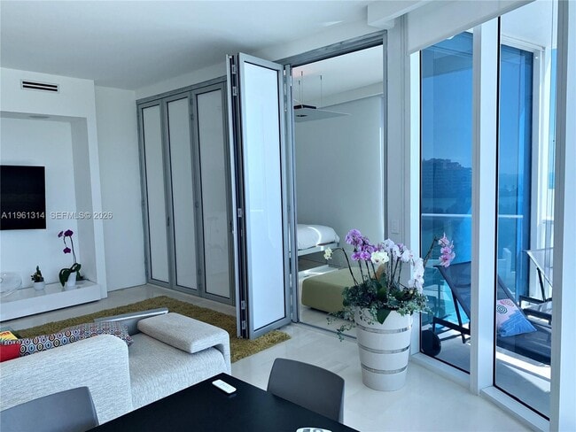 Building Photo - 100 South Pointe Dr