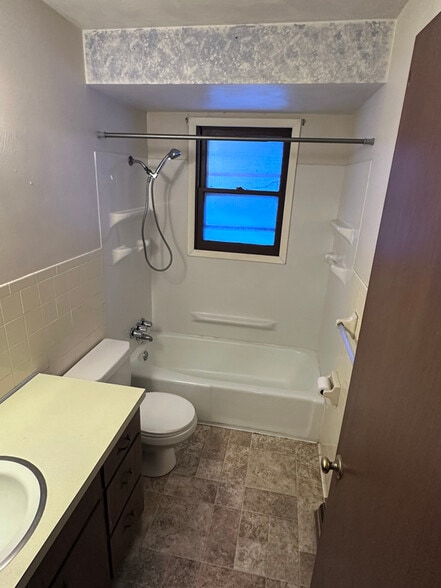 Building Photo - 4526 Middletown Rd E