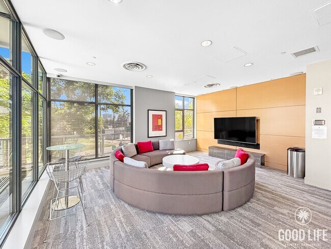 Building Photo - Stunning 2BD/2BA Condo in Downtown W/ W/D,...