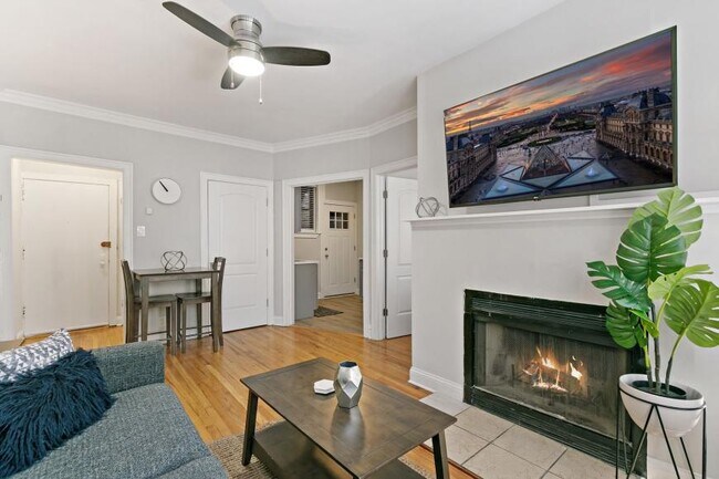 Building Photo - 1 bedroom in Chicago IL 60657