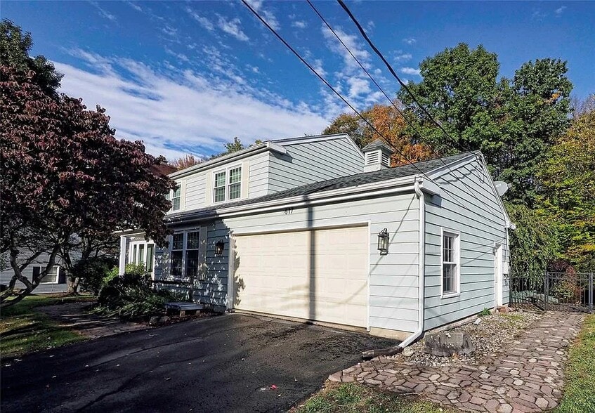 Building Photo - 617 Midvale Rd