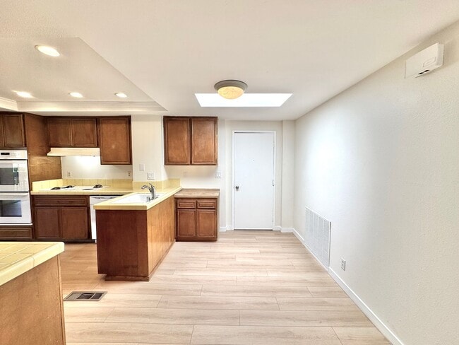 Building Photo - AVAILABLE NOW: BIG College Area Townhome 4bd/2.5ba HUGE garage, AC, pool, W/D
