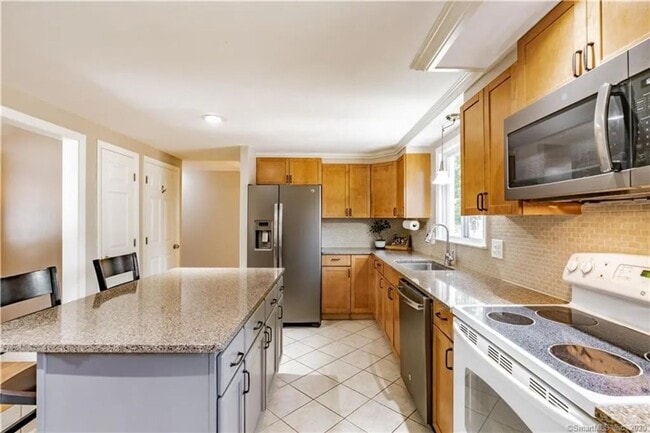Building Photo - Spacious 4BR House in Enfield