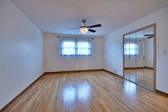 Building Photo - 2360 N Drury Ln