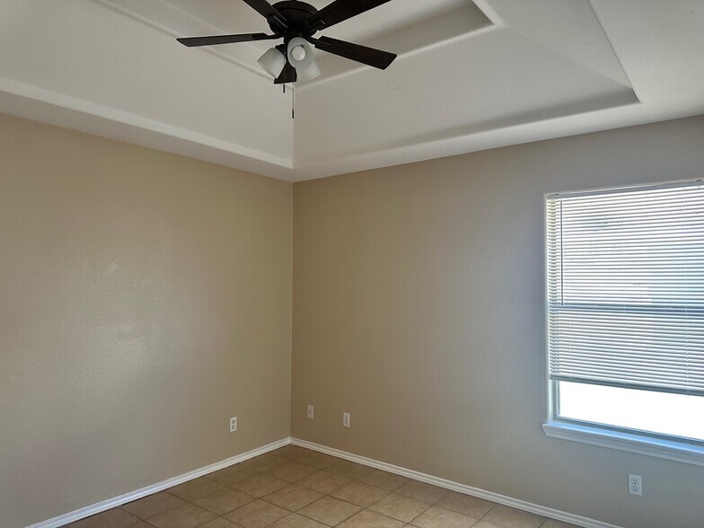 second bedroom - 2117 W Western Dr