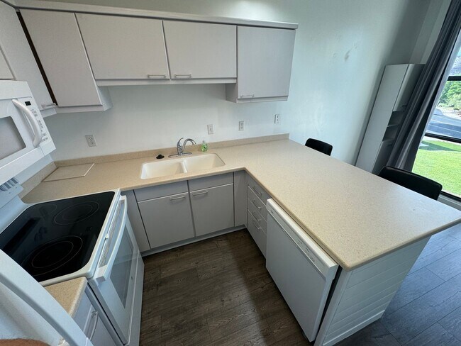Building Photo - Recently updated condo with gym, pool, and...