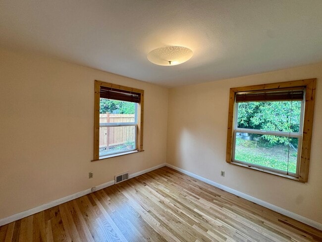 Building Photo - One Block to Lake Washington, Available Aug 1st