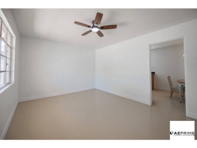 Building Photo - Welcome to this Charming 2/1 Phoenix Duplex Unit!
