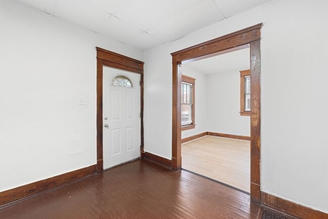 Building Photo - 928 W Dewald St