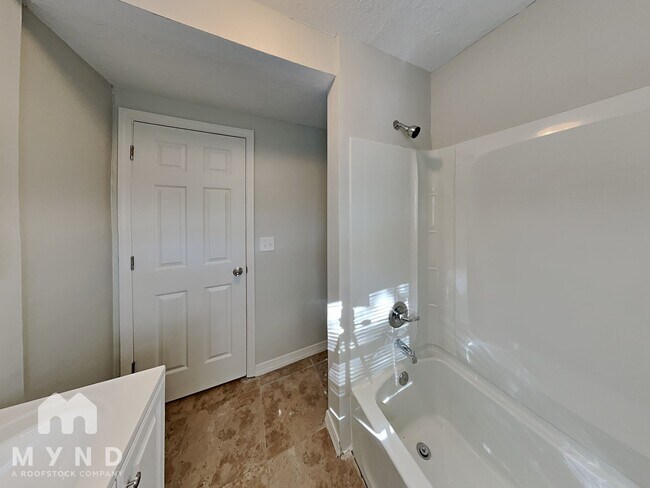 Building Photo - 2033 Allandale Cir E