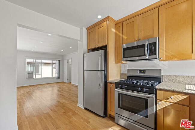 Building Photo - 1233 N Harper Ave