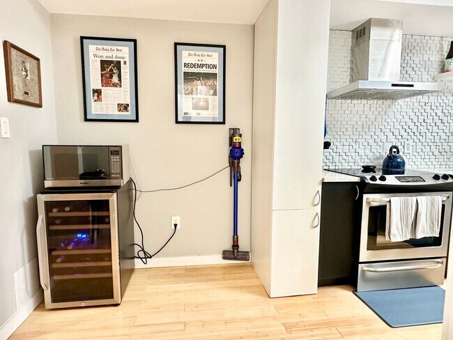 Building Photo - 2 Bedroom with Parking and Pets Welcome!