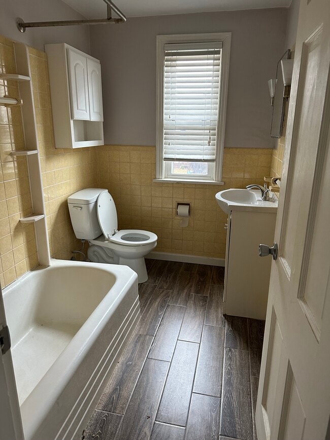 bathroom - 129 Academy Ave