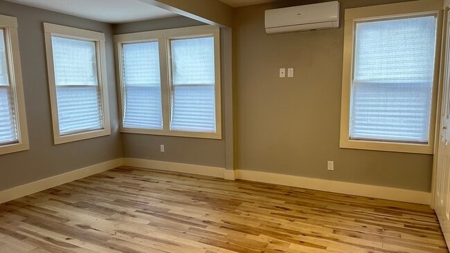 Building Photo - 39 Snow St