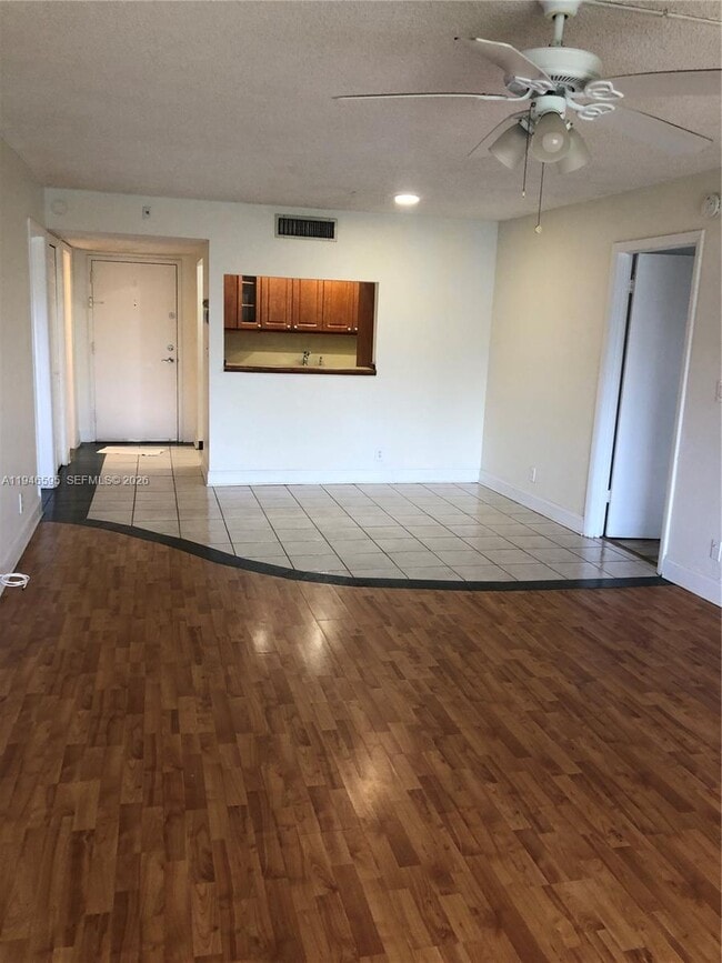 Building Photo - 210 Lakeview Dr