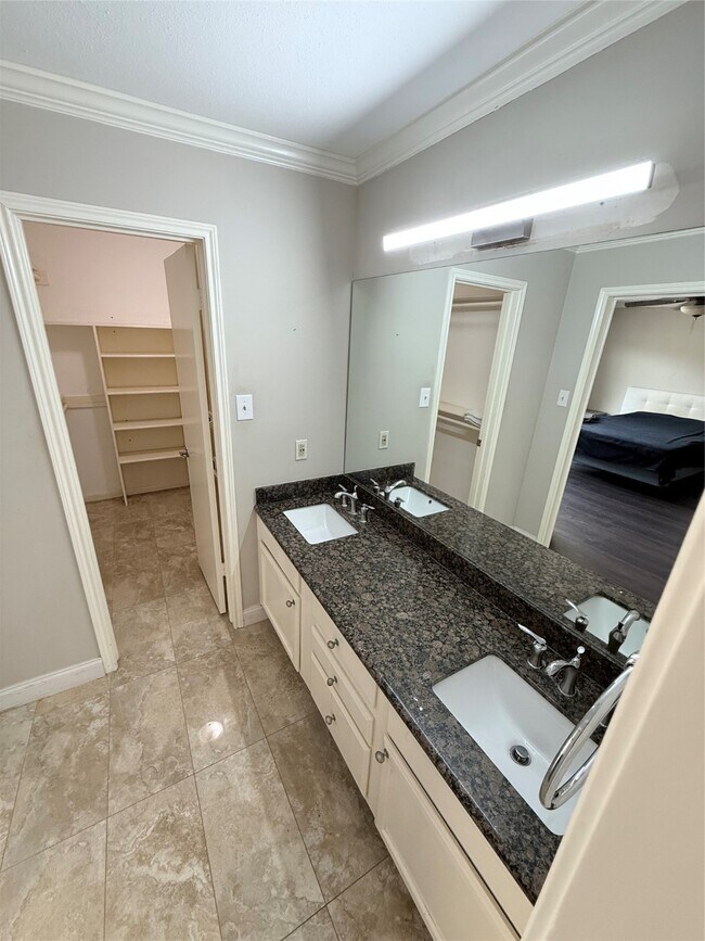 Building Photo - 1112 Bering Dr