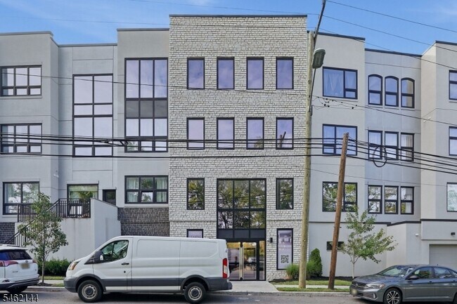 Building Photo - 420 River Dr